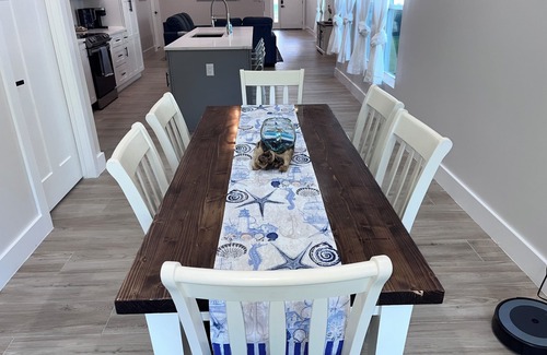 Foley House | New cottage near Sports Complex, OWA, beaches, shopping, restaurants. King bed.