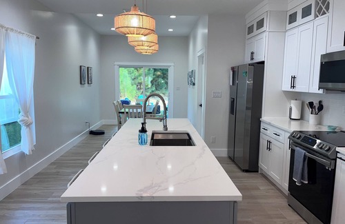 Foley House | New cottage near Sports Complex, OWA, beaches, shopping, restaurants. King bed.