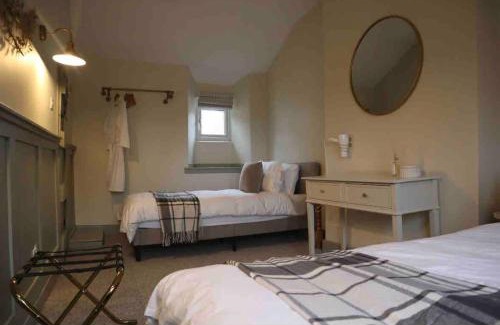 Northampton House | NEW Country Cottage with log fire & parking