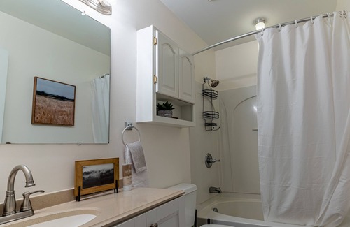 Fenton Condo | *NEW* Cozy Fenton Condo near DT