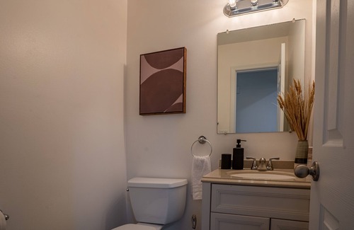 Fenton Condo | *NEW* Cozy Fenton Condo near DT