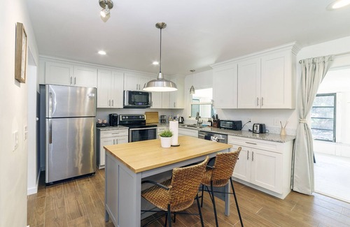 Crystal River House | NEW Cozy House| 5 Min Three Sisters Springs