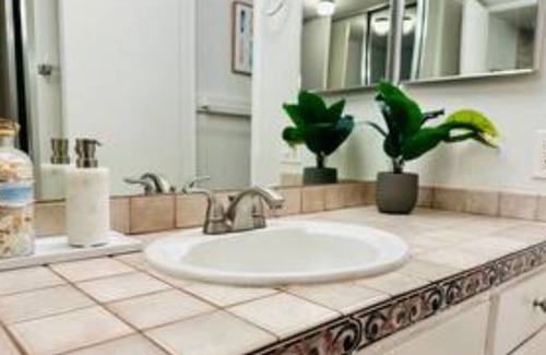 Townsite Apartment | NEW! Cute Cottage - Walk to beach - Pool - Hot Tub