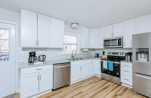 Charlotte House | *NEW* Dream Getaway ~ Modern 4BR Home w/King Bed