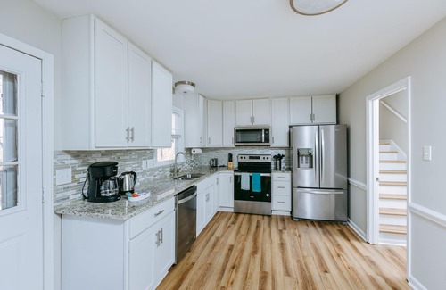 Charlotte House | *NEW* Dream Getaway ~ Modern 4BR Home w/King Bed