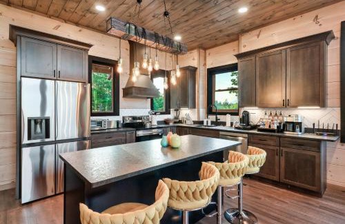 Sevierville House | New Explorer's Hideaway,Mtn View, Firepit,Upscale