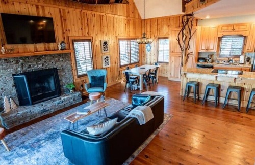 Screamer Mountain Cabin | New!Fablewood Cabin, fab views all year. Only 8min to downtown Clayton, Arcaden