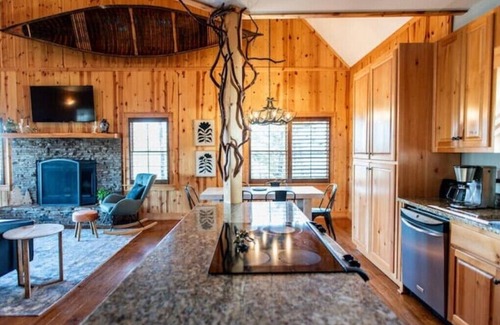 Screamer Mountain Cabin | New!Fablewood Cabin, fab views all year. Only 8min to downtown Clayton, Arcaden
