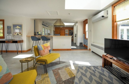 Casco House | * NEW FOR 2025 * Exquisite Art-Filled Retreat on Pleasant Lake