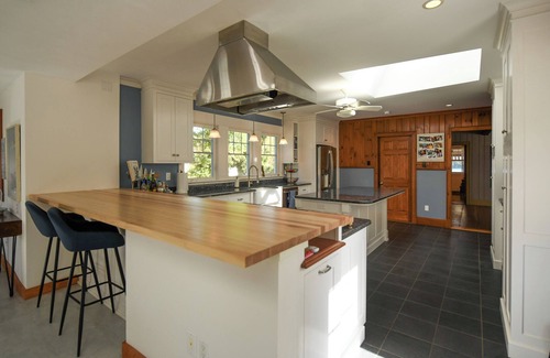 Casco House | * NEW FOR 2025 * Exquisite Art-Filled Retreat on Pleasant Lake