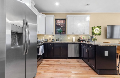 The Heights House | New Furnished 2B2B House with Outdoor Grill Deck