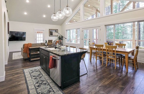 New Meadows House | NEW! GET AWAY FROM IT ALL! Explore the Outdoors & Stargaze! Hot Tub & Huge Circular Driveway!