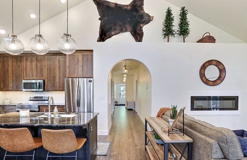 New Meadows House | NEW! GET AWAY FROM IT ALL! Explore the Outdoors & Stargaze! Hot Tub & Huge Circular Driveway!