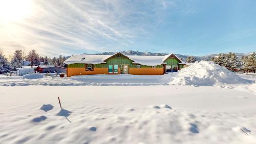 Donnelly House | New! Grand Manor - Close to Tamarack and Lake Cascade - Pet friendly - fenced yard - trailer parking