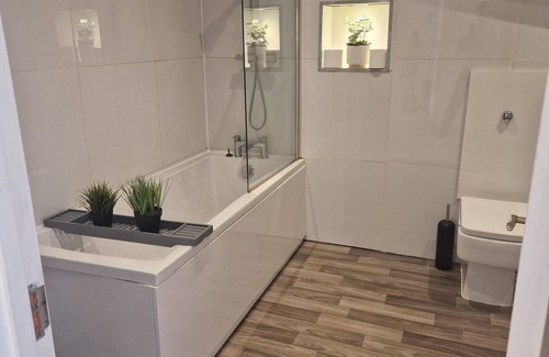 Grimsby Apartment | NEW! Grimsby Central, Spacious, 2 Bedrooms