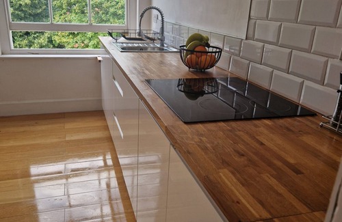 Grimsby Apartment | NEW! Grimsby Central, Spacious, 2 Bedrooms