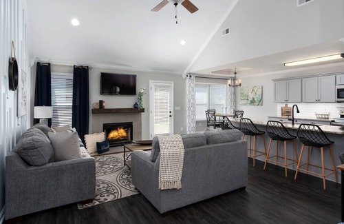 Helena House | NEW! Hamptons On The Rocks - Close to Downtown