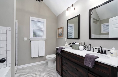 Helena House | NEW! Hamptons On The Rocks - Close to Downtown