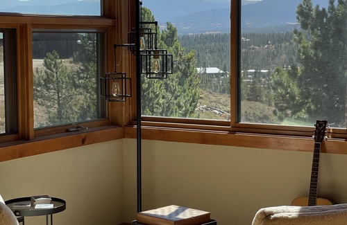 Grand View Highlands Ski Chalet | NEW, Hillside Haven Lodge, 15 mins to Devils Thumb Ranch, Hot tub on 1 acre
