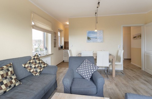 Busum Apartment | NEW: Holiday home with dike view 300m to the beach