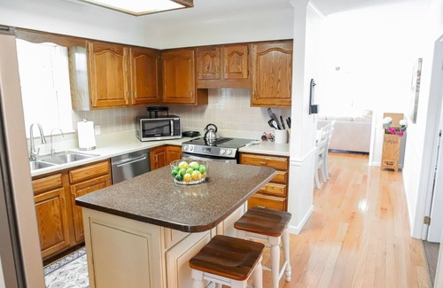 Ozone House | New Hot Tub! Relaxing Lakefront retreat with pool!