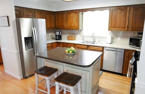 Ozone House | New Hot Tub! Relaxing Lakefront retreat with pool!