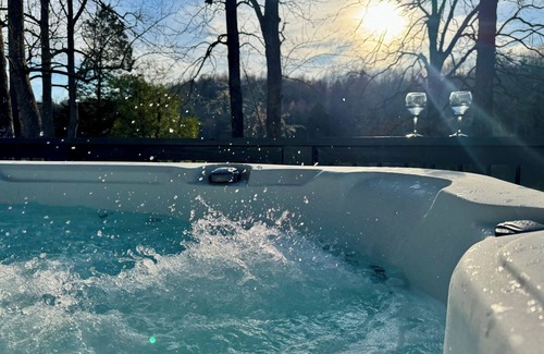 Ozone House | New Hot Tub! Relaxing Lakefront retreat with pool!