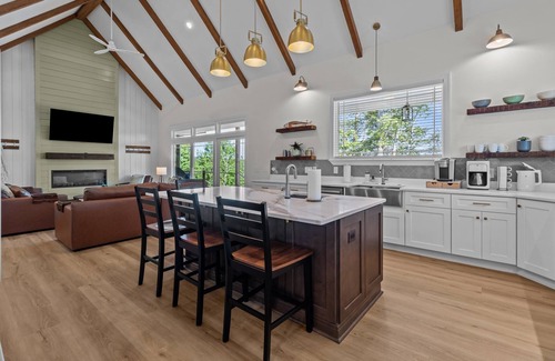 Southmont House | NEW HOUSE! 5 Bedroom-Pet Friendly-High Rock Lakefront Luxury in charming Denton