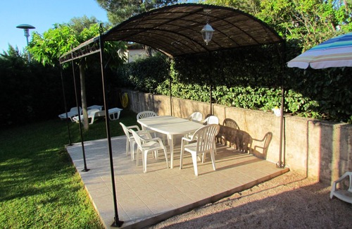 La Rouviere House | NEW -House in quiet location 7 km from beaches
