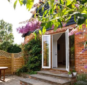 Sidlesham House | New House, " Orchard Croft Lodge ", DOG FRIENDLY, Ideal for Goodwood Events, 5 Minutes from Southend Barns, 9 Minutes From Sandy West Wittering Beach, 2 Bathrooms, Can Sleep 8 On Request, Free Wi-Fi & Sky Sports, Quiet Location, Free Parking for 8 Cars