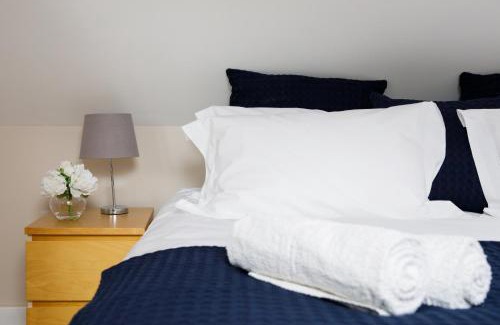 Sidlesham House | New House, " Orchard Croft Lodge ", DOG FRIENDLY, Ideal for Goodwood Events, 5 Minutes from Southend Barns, 9 Minutes From Sandy West Wittering Beach, 2 Bathrooms, Can Sleep 8 On Request, Free Wi-Fi & Sky Sports, Quiet Location, Free Parking for 8 Cars
