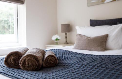 Sidlesham House | New House, " Orchard Croft Lodge ", DOG FRIENDLY, Ideal for Goodwood Events, 5 Minutes from Southend Barns, 9 Minutes From Sandy West Wittering Beach, 2 Bathrooms, Can Sleep 8 On Request, Free Wi-Fi & Sky Sports, Quiet Location, Free Parking for 8 Cars