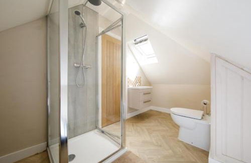 Sidlesham House | New House, " Orchard Croft Lodge ", DOG FRIENDLY, Ideal for Goodwood Events, 5 Minutes from Southend Barns, 9 Minutes From Sandy West Wittering Beach, 2 Bathrooms, Can Sleep 8 On Request, Free Wi-Fi & Sky Sports, Quiet Location, Free Parking for 8 Cars