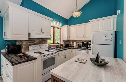 Sauble Beach House | NEW in Sauble - Sauna & Hot Tub at Sauble Shores