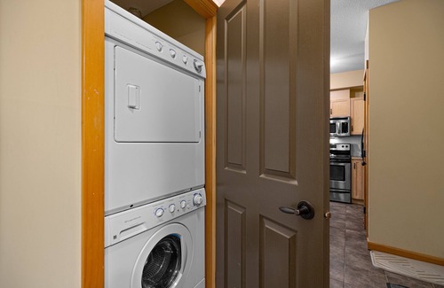 Canmore Apartment | New! King Suite/1 King bed & 1 Sofa Bed/Heated pool/3 Hot tubs/Balc BBQ/MTN view