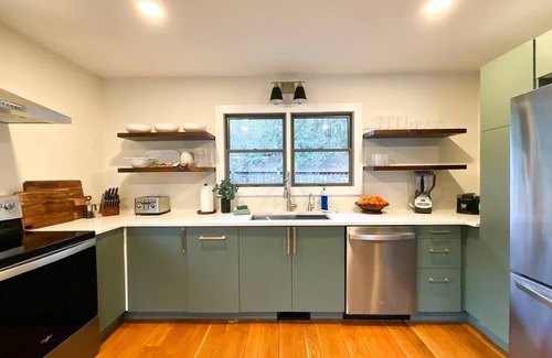 Burnsville House | New Kitchen+Relaxing Riverfront View+Hot Tub+Dog-Friendly