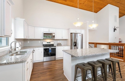 Branson House | New Lakefront Cabin - Lake Views - Large Hot Tub - Firepit