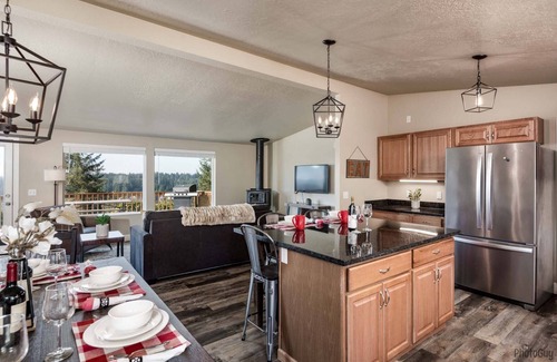 Florence House | *New Listing* Beautiful lake view home with shared lake access, gas grill and amazing views