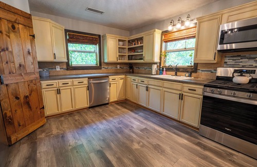 Dahlonega House | New Listing! Boho Mountain Getaway - River Views/Hot Tub