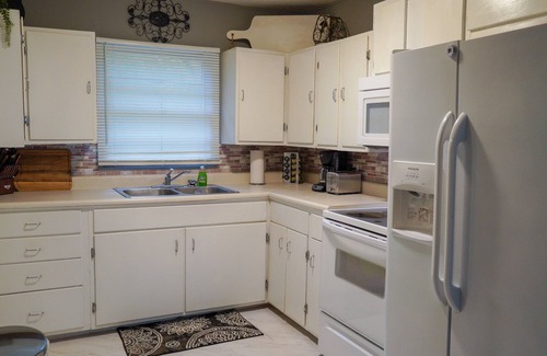 Maryville House | NEW LISTING. Close to hospital. downtown & parks.
