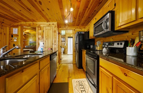 White Oak Lodge Cabin | New Listing Discounts! 3 Kings Cabin - 15 minutes to Gatlinburg