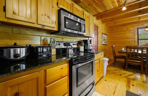 White Oak Lodge Cabin | New Listing Discounts! 3 Kings Cabin - 15 minutes to Gatlinburg