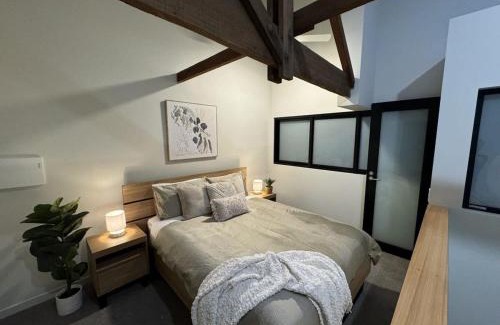 Devonport Apartment | New Listing Loft Apt & A C in Heart of Devonport