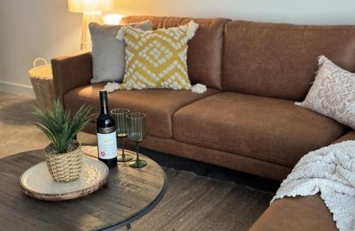 Devonport Apartment | New Listing Loft Apt & A C in Heart of Devonport