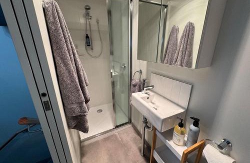 Devonport Apartment | New Listing Loft Apt & A C in Heart of Devonport