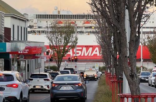 Devonport Apartment | New Listing Loft Apt & A C in Heart of Devonport