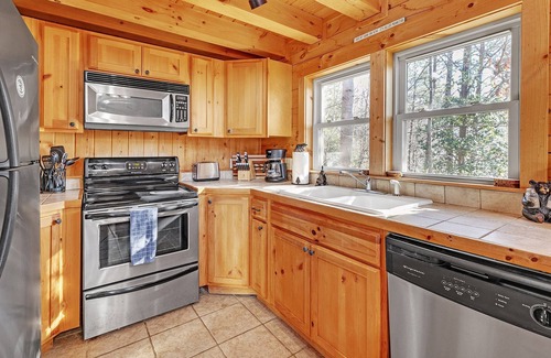Sweetbriar Farms Cabin | *New Listing* Log Cabin in Lake Lure ~ Hot Tub ~ Fire pit