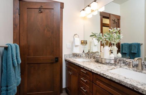 Truckee House | New Listing! Luxury 3BD Residence on Gray's Crossing Golf Course