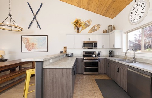Big Sky Ski Chalet | New listing! Recently updated chalet in Big Sky. Hot tub & close to town center!