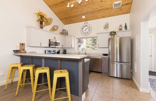 Big Sky Ski Chalet | New listing! Recently updated chalet in Big Sky. Hot tub & close to town center!